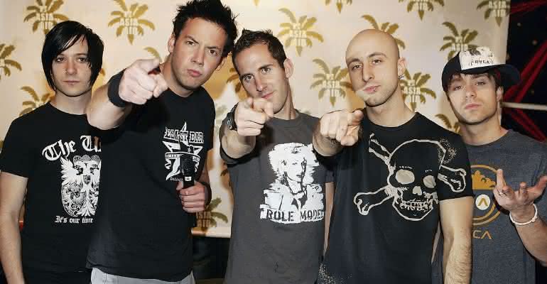 Simple Plan em evento na MTV em 2005; David Desrosiers (primeiro à esquerda) esteve na banda por mais de 20 anos - MJ Kim/Getty Images