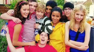 Joe Dempsie, Dev Patel, Hannah Murray e Nicholas Hoult formaram a primeira geração de Skins, em 2007 - Instagram