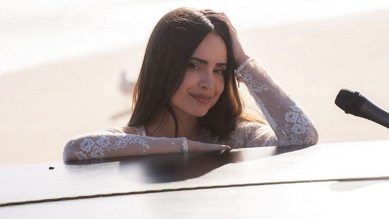 Sofia Carson performa trilha sonora de "Continência ao Amor" no The Tonight Show; veja - Divulgação/Netflix