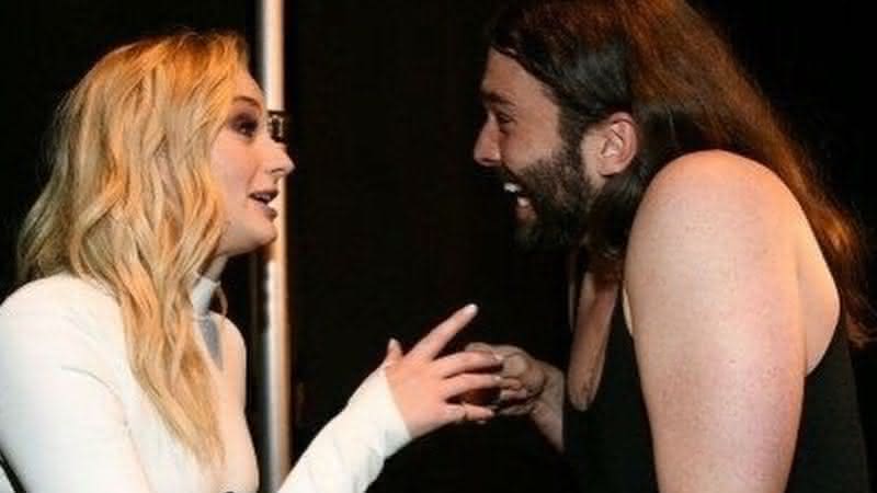 Sophie Turner e Jonathan Van Ness. Crédito: Reprodução/Youtube