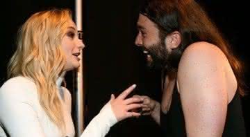 Sophie Turner e Jonathan Van Ness. Crédito: Reprodução/Youtube