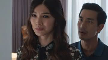 Gemma Chan e Pierre Png em "Podres de Ricos" - Divulgação/Warner Bros.