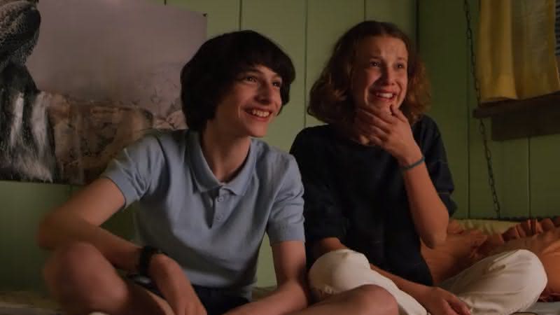 Finn Wolfhard e Millie Bobby Brown em erros de gravação de Stranger Things - Divulgação/Netflix