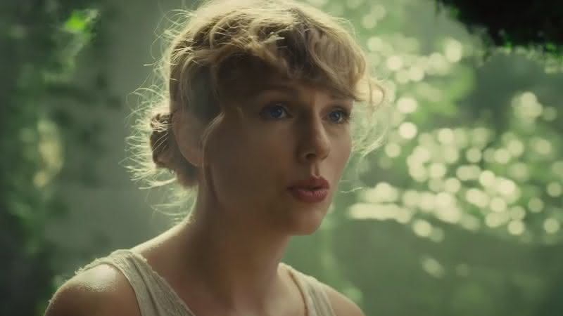 Taylor Swift no clipe de "Cardigan" - Reprodução/YouTube