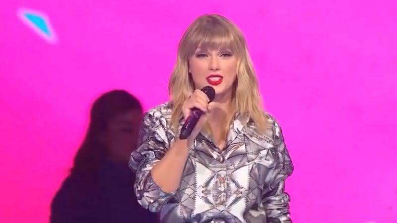 Taylor em performance na China - Youtube