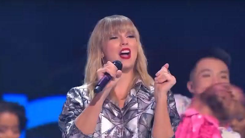 Taylor Swift faz pocket show na China - YouTube