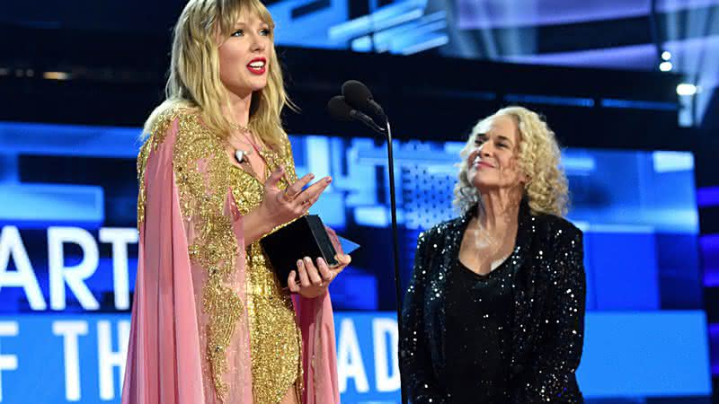 Taylor Swift ao ser homenageada por Carole King no American Music Awards 2019 - Kevin Mazur/AMA2019/Getty Images