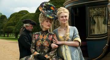 Gillian Anderson e Dakota Fanning em "The Great" - (Divulgação/Hulu)