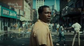 "The Many Saints of Newark" é estrelado por Leslie Odom Jr. - (Reprodução/Warner Bros.)