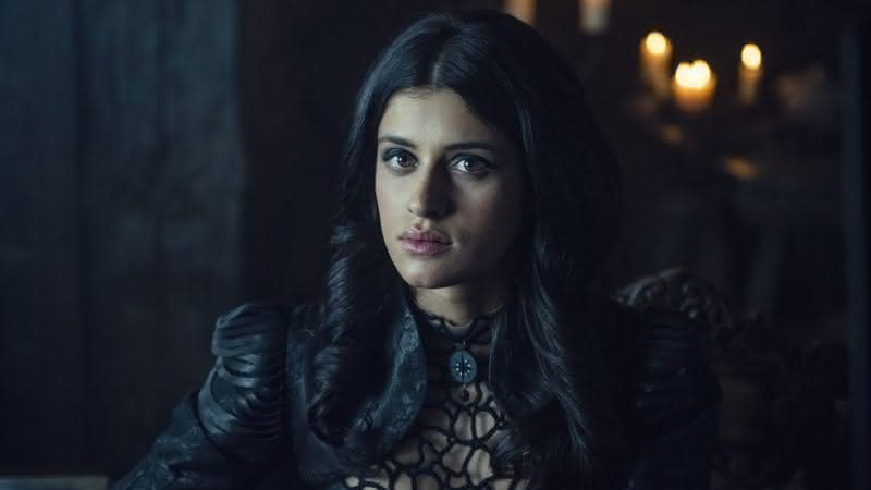 Anya Chalotra interpreta a feiticeira Yennefer de Vengerberg na série - (Divulgação/Netflix)