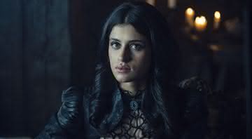 Anya Chalotra interpreta a feiticeira Yennefer de Vengerberg na série - (Divulgação/Netflix)