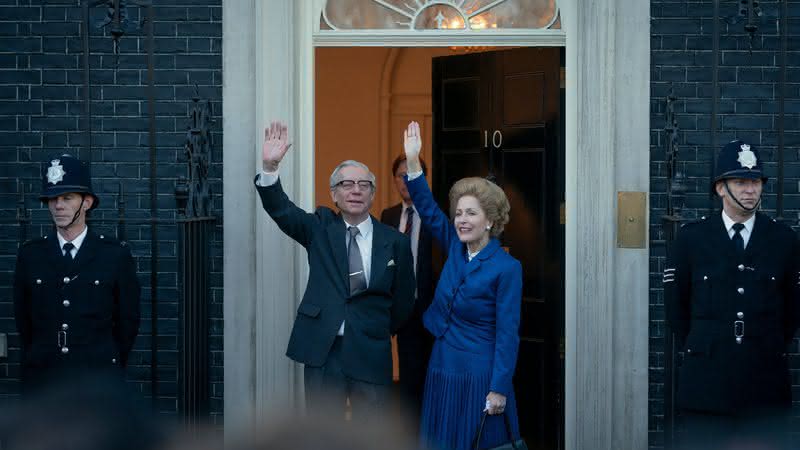 Stephen Boxer e Gillian Anderson como Denis e Margaret Thatcher em "The Crown" - Reprodução/Netflix