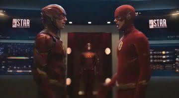 Flash de Ezra Miller encontra versão de Grant Gustin em Crise Nas Infinitas Terras - CW