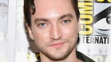 Richard Harmon será o terceiro ator a interpretar o vilão - Reprodução: Getty Images/ Dia Dipasupil