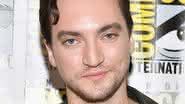 Richard Harmon será o terceiro ator a interpretar o vilão - Reprodução: Getty Images/ Dia Dipasupil