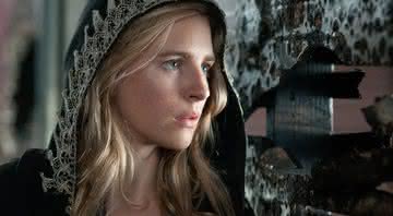 Brit Marling em cena de The OA, série cancelada pela Netflix (Reprodução/Netflix)