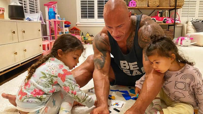 The Rock e suas filhas, Jasmine e Tiana, em publicação nas redes sociais - Reprodução/Instagram