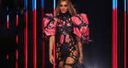 Pabllo Vittar sobe ao palco do MTV EMA para receber o prêmio de Melhor Artista Brasileiro - Tim P. Whitby/Getty Images for MTV