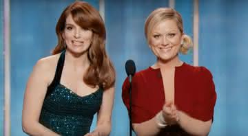 Tina Fey ao lado de Amy Poehler na apresentação do Globo de Ouro de 2013 - YouTube