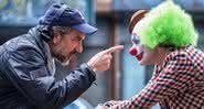 Todd Phillips e Joaquin Phoenix durante as gravações de Coringa - Warner Bros.