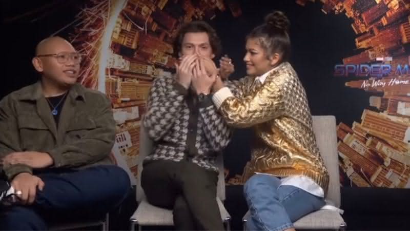 Jacob Batálon, Tom Holland e Zendaya promovendo "Homem-Aranha: Sem Volta Para Casa" - (Reprodução/ComicBook)