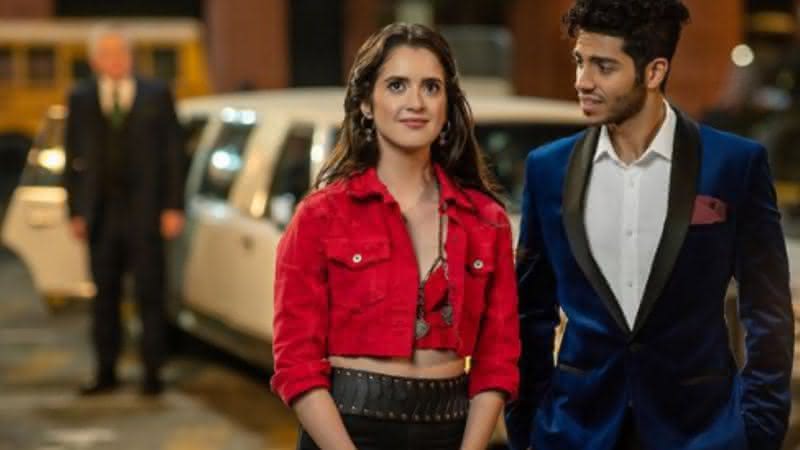 Laura Marano e Mena Massoud em "Tratamento de Realeza" - (Reprodução/Netflix)