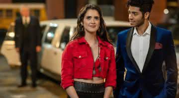 Laura Marano e Mena Massoud em "Tratamento de Realeza" - (Reprodução/Netflix)