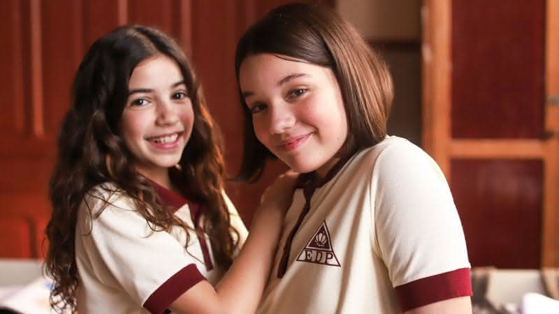 Marina (Laís Villela) e Mônica (Giulia Benite) na nova escola - (Divulgação/Serendipity Inc.)