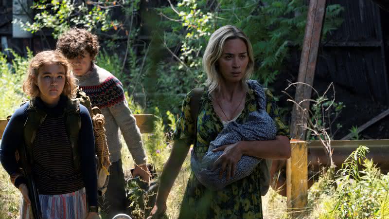 Emily Blunt como Evelyn junto dos filhos e do pequeno bebê em Um Lugar Silencioso 2 - Paramount Pictures