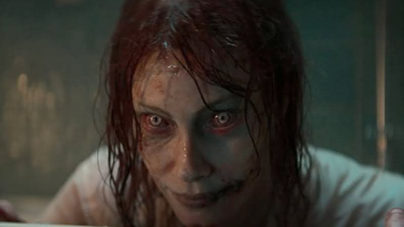 Novo filme da franquia “Evil Dead” deve chegar aos cinemas brasileiros em 20 de abril, e traz Lee Cronin na direção. - Reprodução/Warner Bros. Pictures