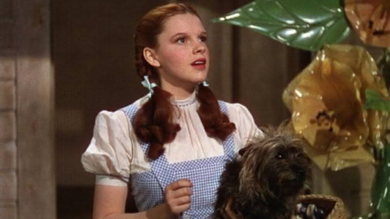 Vestido usado por Judy Garland no filme "O Mágico de Oz", de 1939 - Divulgação