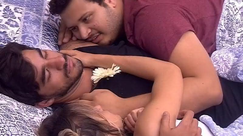 Victor Hugo divide cama com casal - Globo