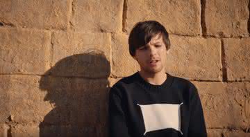 Louis Tomlinson no clipe de Walls - YouTube