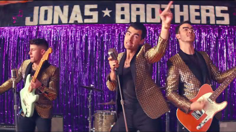 What A Man Gotta Do, clipe do grupo Jonas Brothers - YouTube