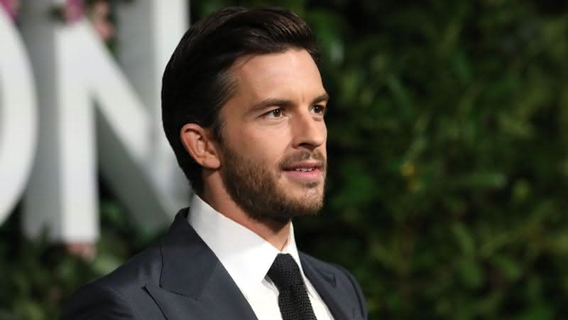 Jonathan Bailey, conhecido por seu papel como Anthony Bridgerton em "Bridgerton", série da Netflix, estará no elenco de "Wicked" - Getty Images/ Lia Toby