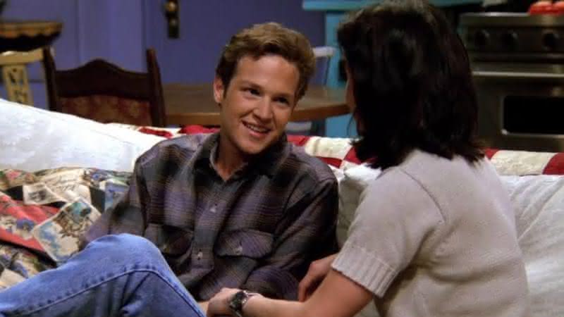 Stan Kirsch como Young Ethan e Courtney Cox como Monica em Friends - Divulgação/Warner Bros.