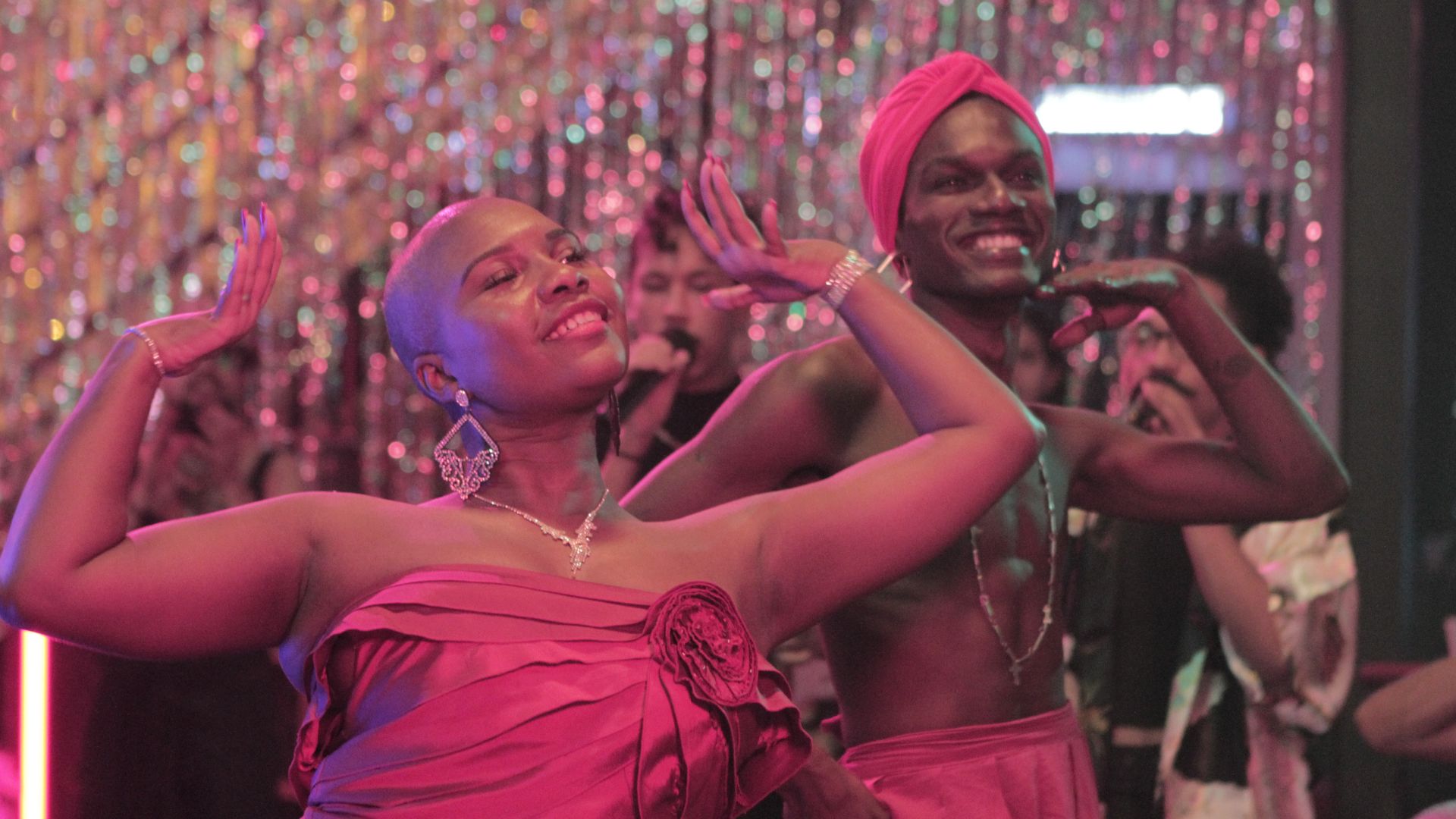 Salão de Baile foi feito para "compartilhar com o mundo as pessoas que nos inspiram", revelam diretoras Juru e Vitã (Foto: Paula Monte)Salão de Baile foi feito para "compartilhar com o mundo as pessoas que nos inspiram", revelam diretoras Juru e Vitã (Foto: Paula Monte)