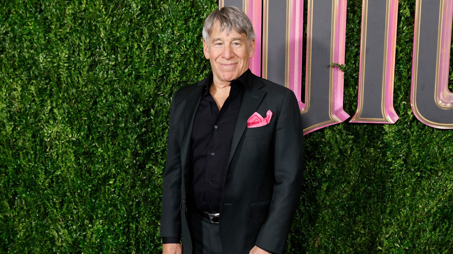 Stephen Schwartz, criador do musical de Wicked, faz uma breve participação especial no filme (Foto: Taylor Hill/FilmMagic)