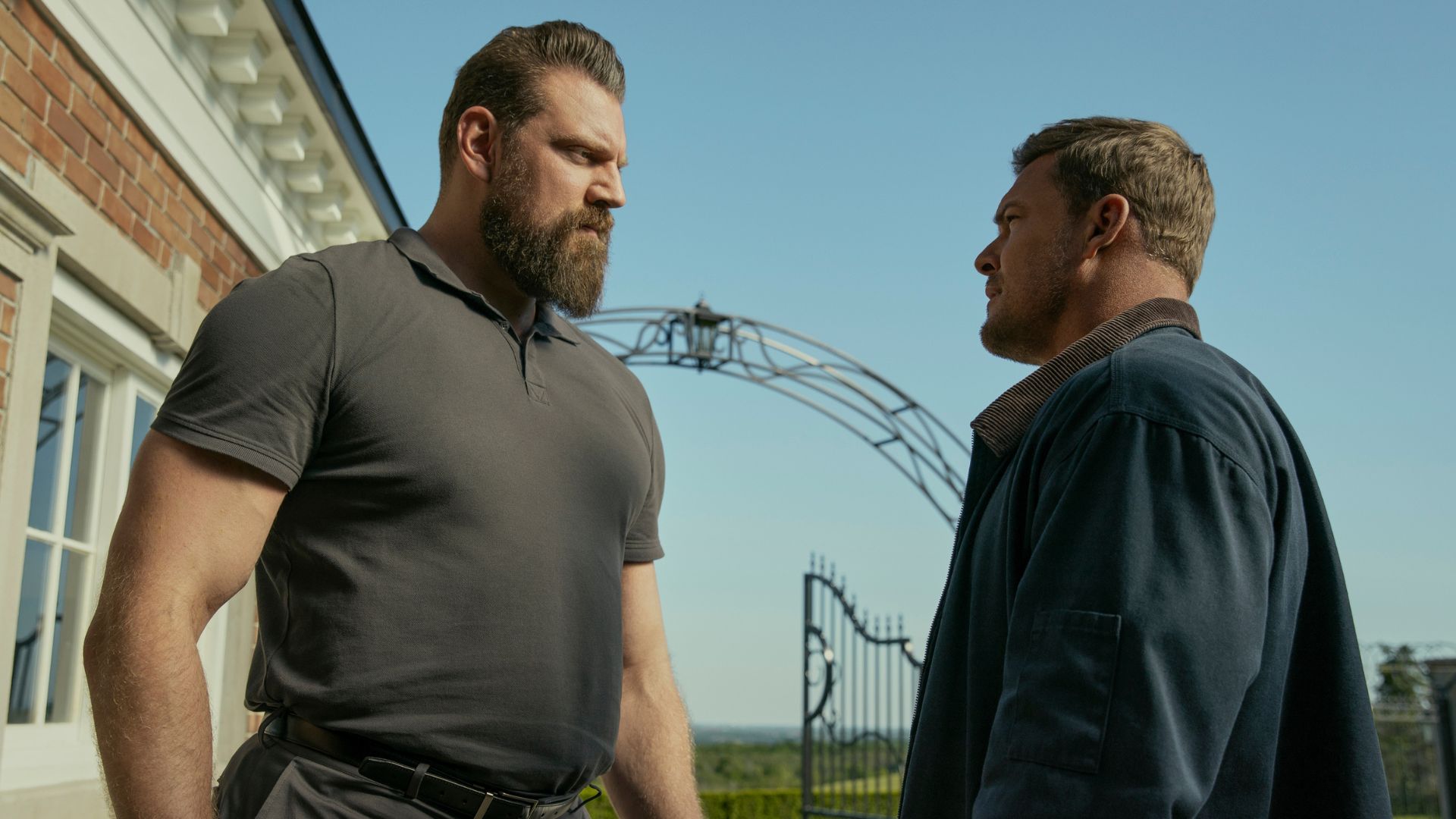 Olivier Richter e Alan Ritchson em Reacher (Divulgação/Prime Video)