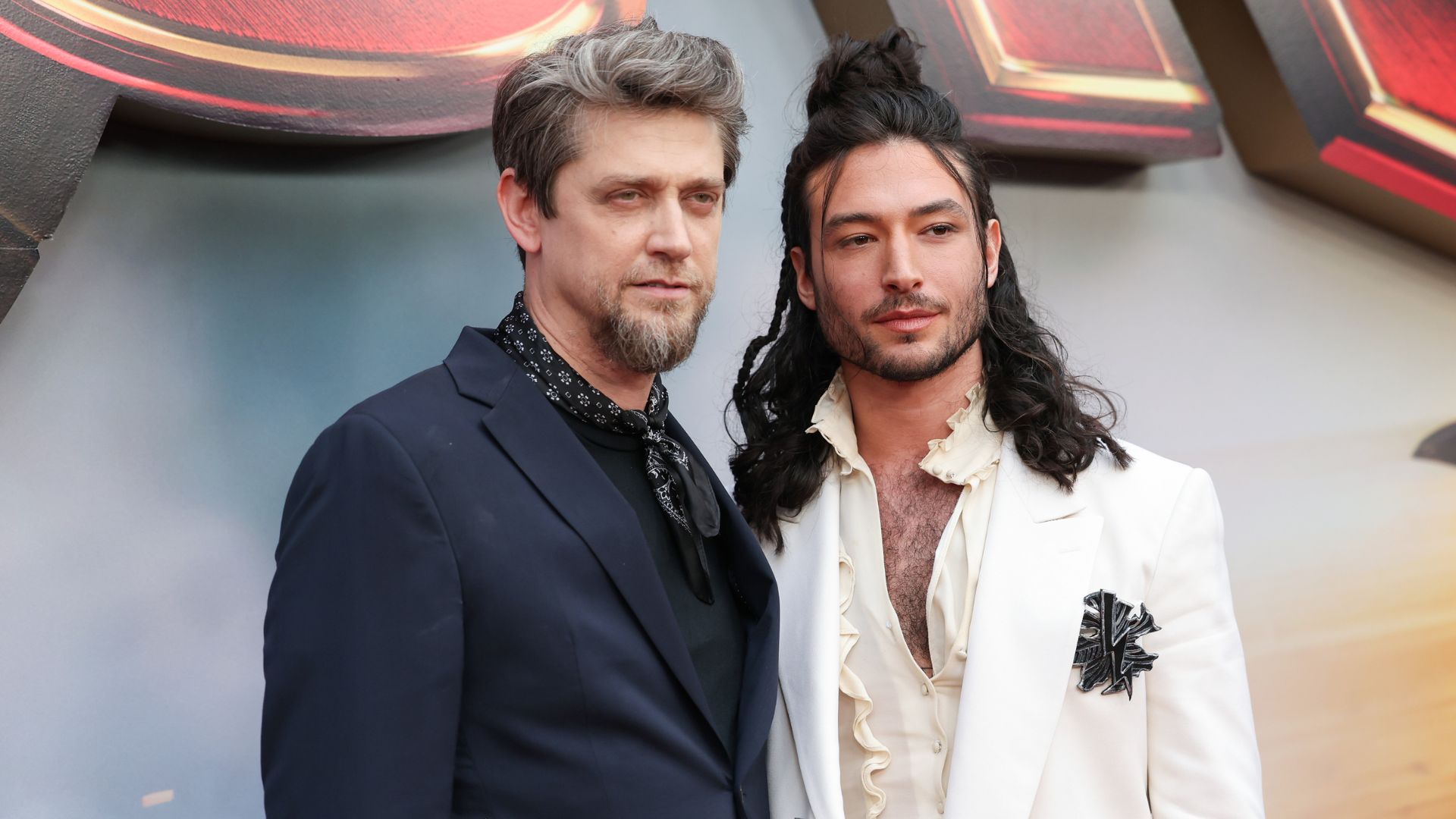 O diretor Andy Muschietti e Ezra Miller na estreia de "The Flash" em Los Angeles, na Califórnia (EUA), no último dia 12 de junho (Foto: Phillip Faraone/Getty Images)