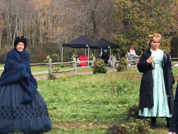 Timothée Chalamet e Emma Watson comendo pizza nos bastidores de Adoráveis Mulheres