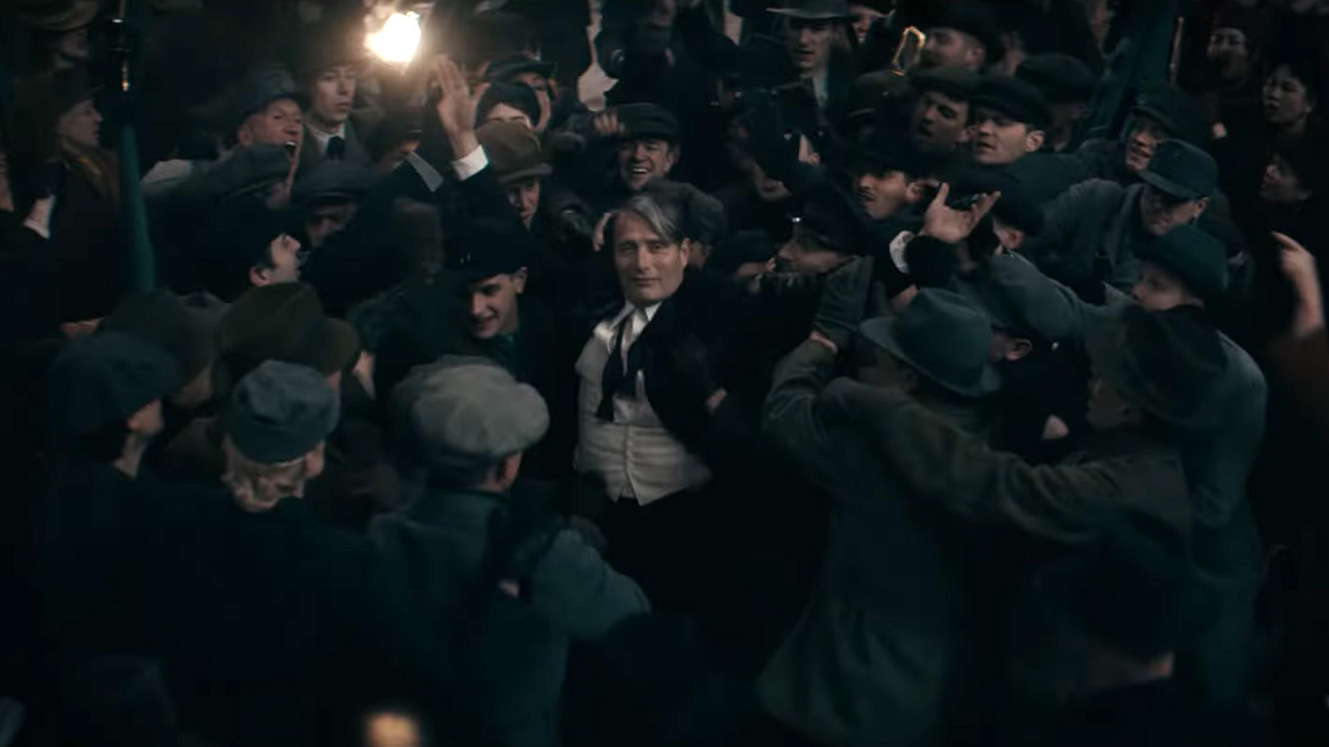 Mads Mikkelsen é Gerardo Grindelwald em "Animais Fantásticos: Os Segredos de Dumbledore" (Foto: Reprodução/Warner Bros. Pictures)