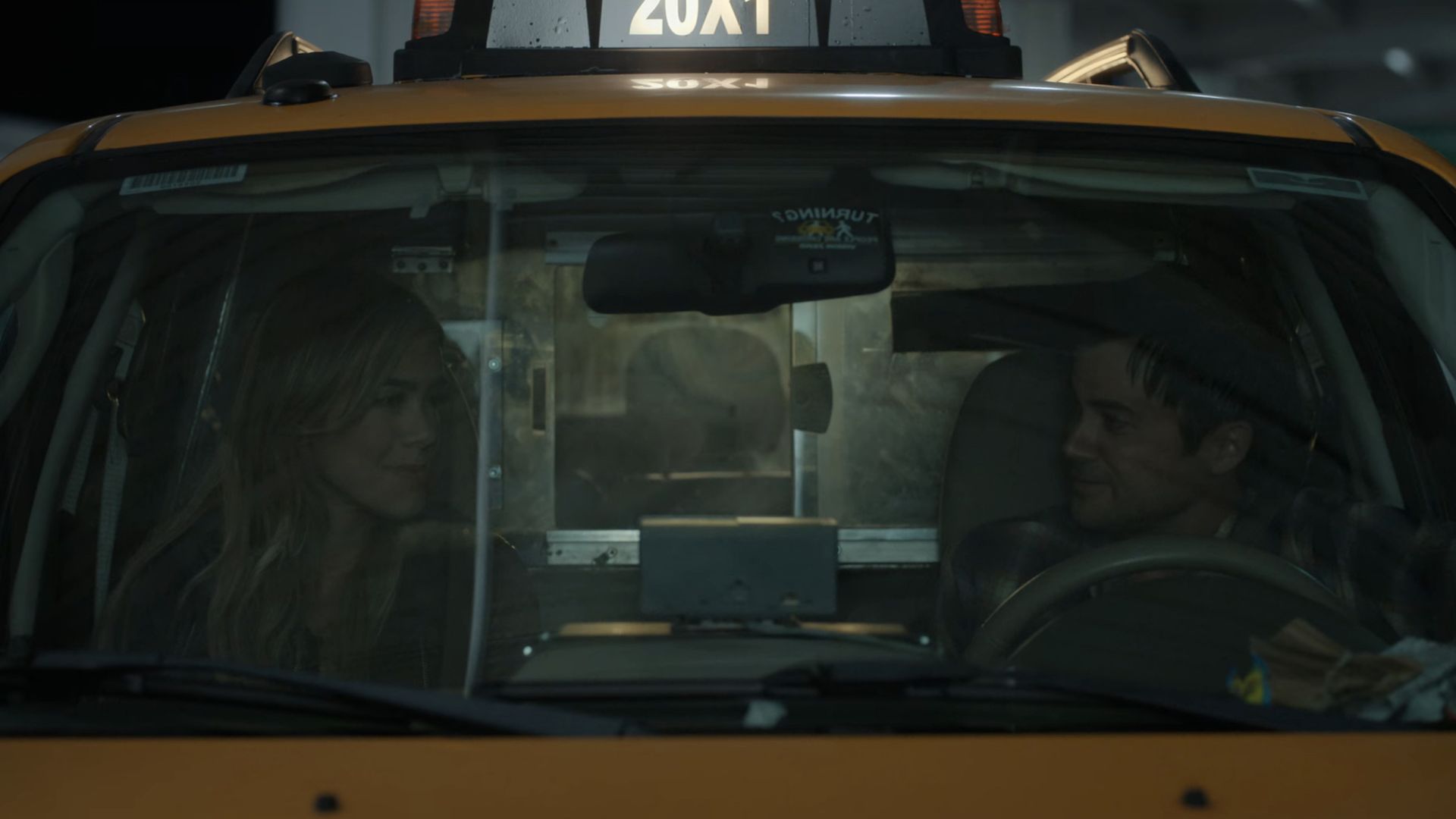 Michaela (Melissa Roxburgh) e Zeke (Matt Long) se encontram em 2013 após os passageiros do voo 828 sobreviverem à Data da Morte no final de "Manifest" (Foto: Reprodução/Netflix)