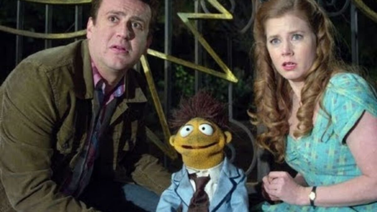 Amy Adams e Jason Segel em “Os Muppets” (Reprodução/Disney+)