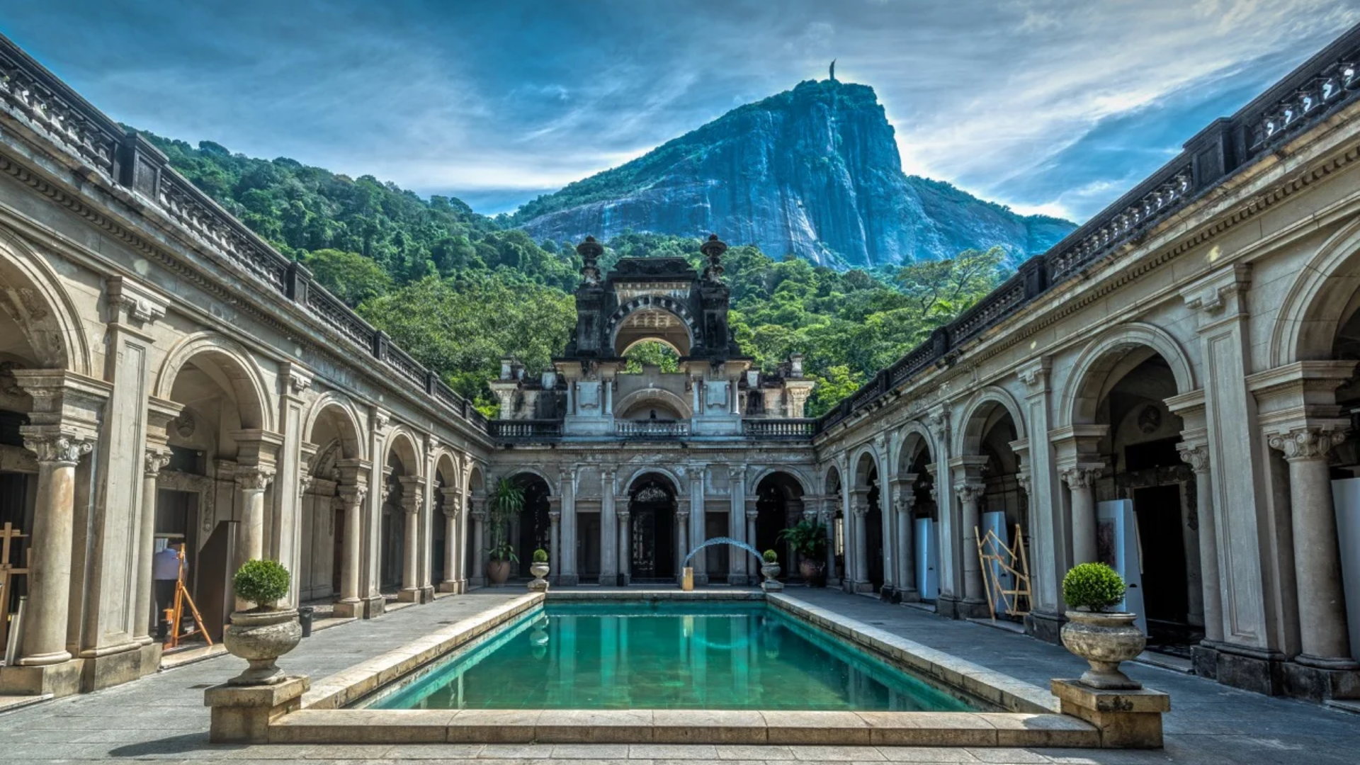 Em "Animais Fantásticos: Os Segredos de Dumbledore", é revelado que o Parque Lage, no Rio de Janeiro, é a sede do Ministério da Magia brasileiro, comandado por Vicência Santos (Maria Fernanda Cândido) (Foto: Reprodução/Internet)