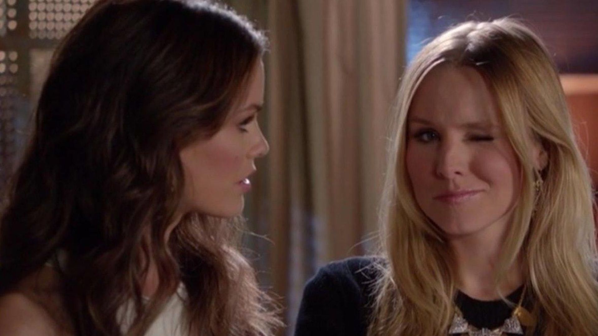 Kristen Bell (à direita) era a voz da Garota do Blog em "Gossip Girl" (Foto: Reprodução/Warner Bros. Television)