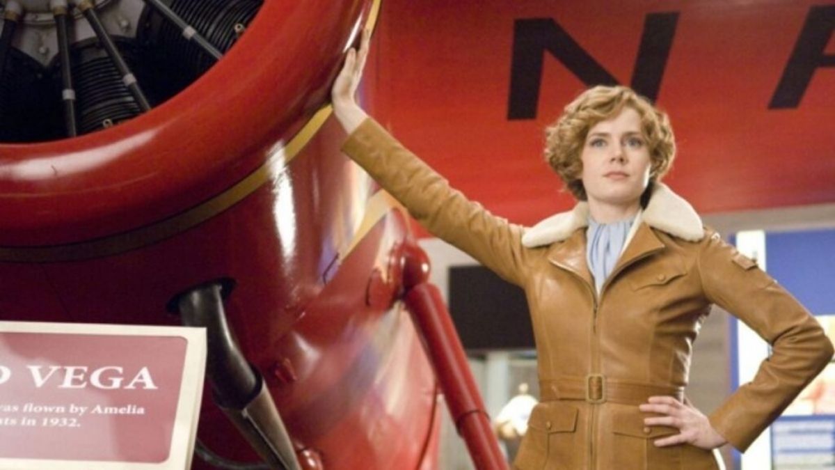 Amy Adams ao lado de seu avião em “Uma Noite No Museu” (Reprodução/Disney+)