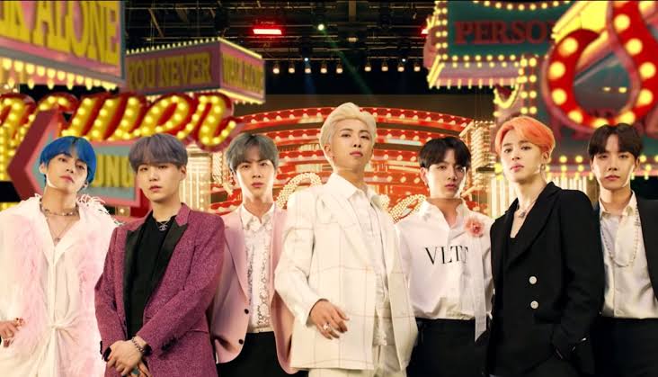 BTS é visto reunido em aeroporto e período de férias pode ter chegado ao fim