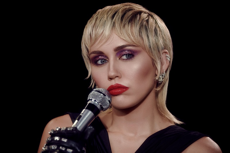Miley Cyrus está de volta com novo single, “Midnight Sky”
