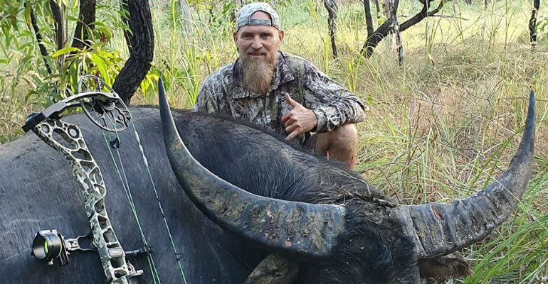 Búfalo se vinga e chifra a perna de seu caçador antes de morrer